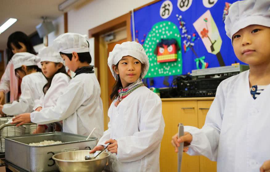 Bữa trưa của học sinh toàn thế giới: Nơi sang chảnh như khách sạn, nơi nghèo đói phải ăn đồ cứu trợ-3