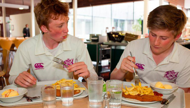 Bữa trưa của học sinh toàn thế giới: Nơi sang chảnh như khách sạn, nơi nghèo đói phải ăn đồ cứu trợ-5