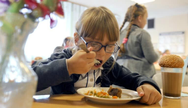 Bữa trưa của học sinh toàn thế giới: Nơi sang chảnh như khách sạn, nơi nghèo đói phải ăn đồ cứu trợ-11