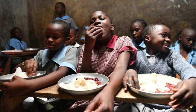 Bữa trưa của học sinh toàn thế giới: Nơi sang chảnh như khách sạn, nơi nghèo đói phải ăn đồ cứu trợ-8