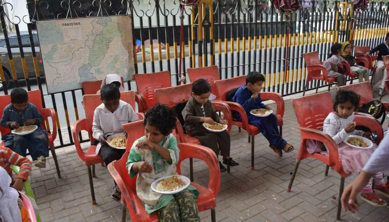 Bữa trưa của học sinh toàn thế giới: Nơi sang chảnh như khách sạn, nơi nghèo đói phải ăn đồ cứu trợ-10