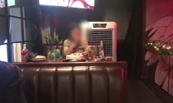 Mạng xã hội xôn xao bởi clip cô gái đập nát chiếc bánh kem sinh nhật-1