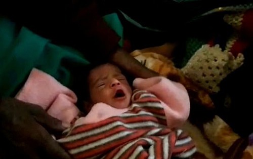 Ấn Độ: Bà lão 65 tuổi sinh thêm đứa con gái với chồng 80 cho vui cửa vui nhà-2