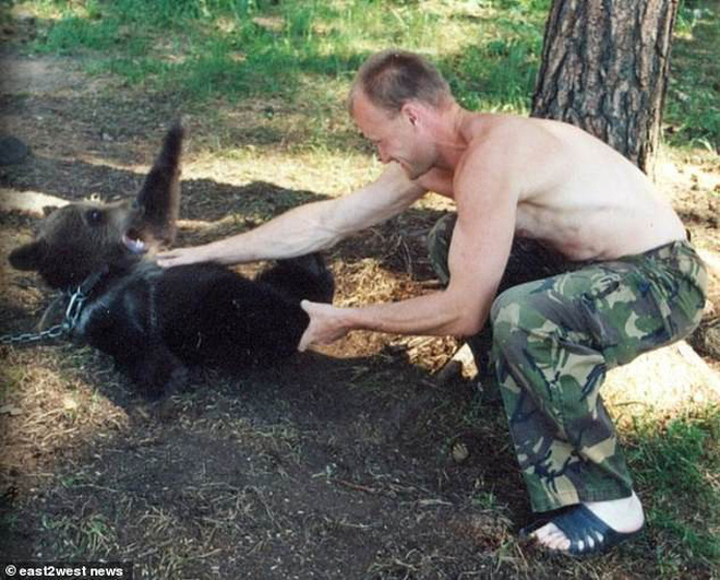 Nga: Chú thợ săn nuôi dưỡng gấu con từ tấm bé, lớn lên gấu xổng chuồng rồi ăn thịt chủ luôn-5
