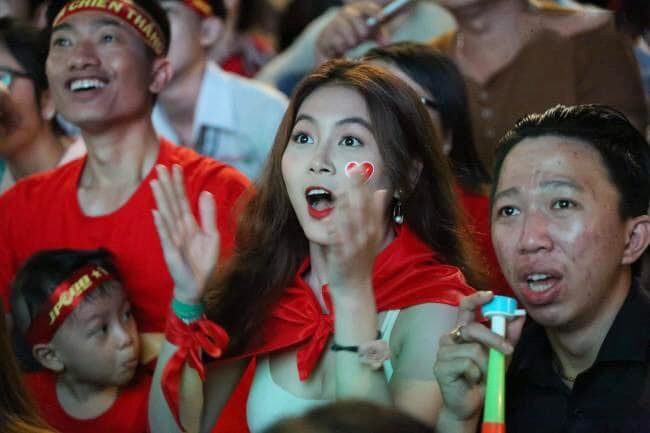 4 nữ fan girl gợi cảm nổi như cồn suốt mùa bóng đá 2018-1