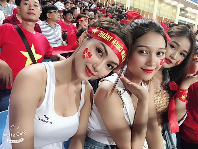 4 nữ fan girl gợi cảm nổi như cồn suốt mùa bóng đá 2018-8