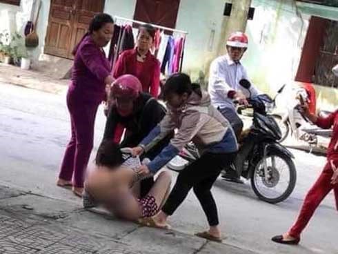 Xôn xao hình ảnh 2 mẹ con cùng đi đánh ghen, lột đồ cô nhân tình bất chấp can ngăn: 
