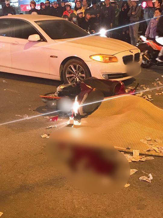 Va chạm mạnh với xe BMW ngã xuống đường, nữ sinh viên bị xe buýt cán tử vong-1