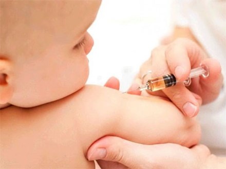 Nhiều mẹ hoang mang vì con tím tái sau khi tiêm vắc xin comBE Five