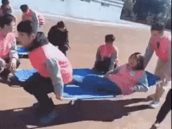 Cười bò với đại hội thể thao ở trường Y: Bê cáng chạy đua, dùng bình truyền nước làm gậy tiếp sức-1