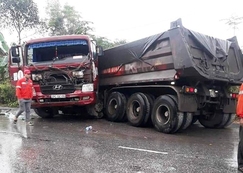 Xe buýt chở hàng chục khách lao xuống vực bên đường sau va chạm với xe đầu kéo-2