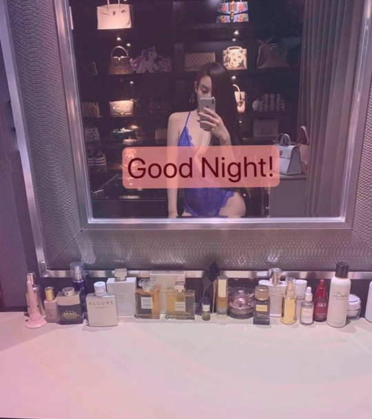 Huyền Baby mặc đồ sexy chúc mọi người ngủ ngon, nhưng những thứ sau lưng cô đã khiến hội chị em mất ngủ-1