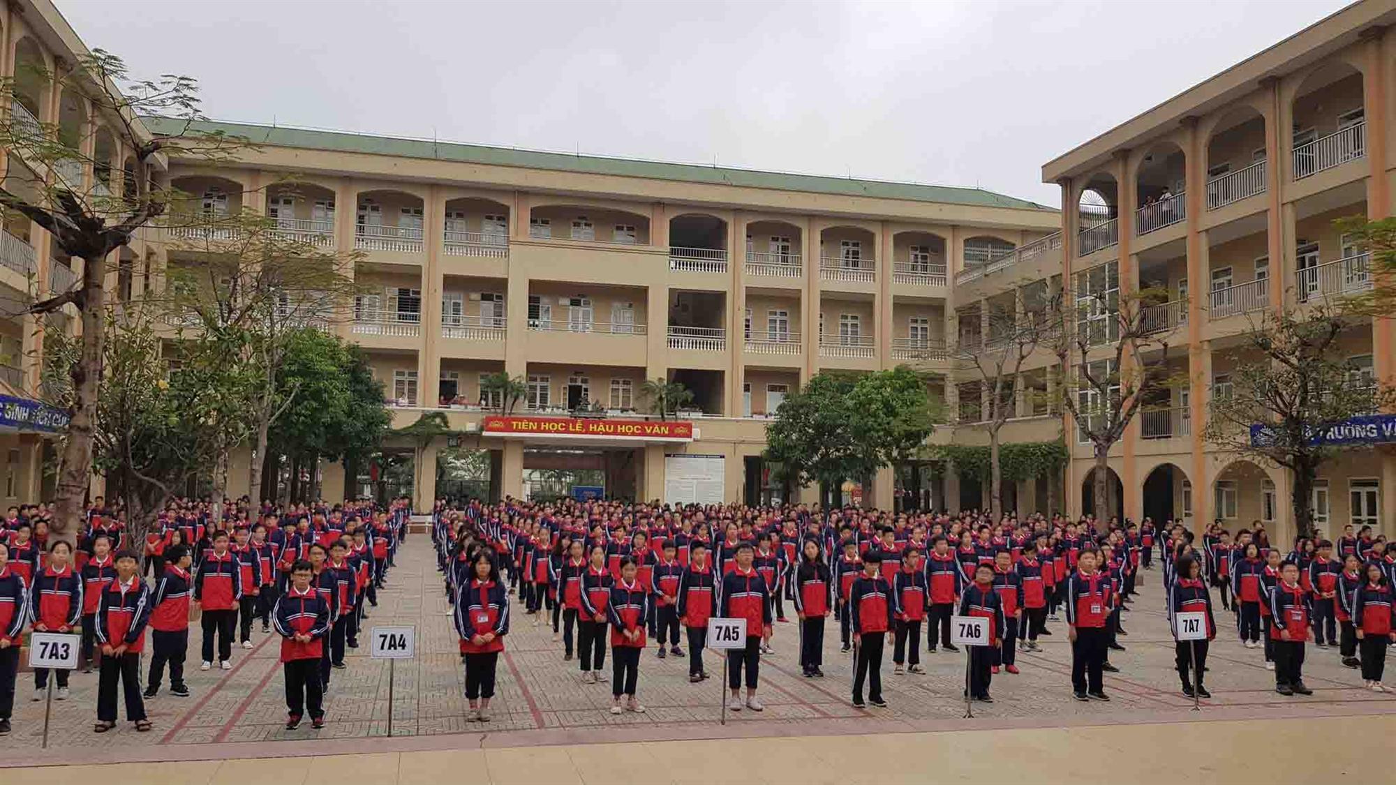 Học sinh lớp 6 lấy 30 triệu đồng của bố đi chia cho cả lớp-3