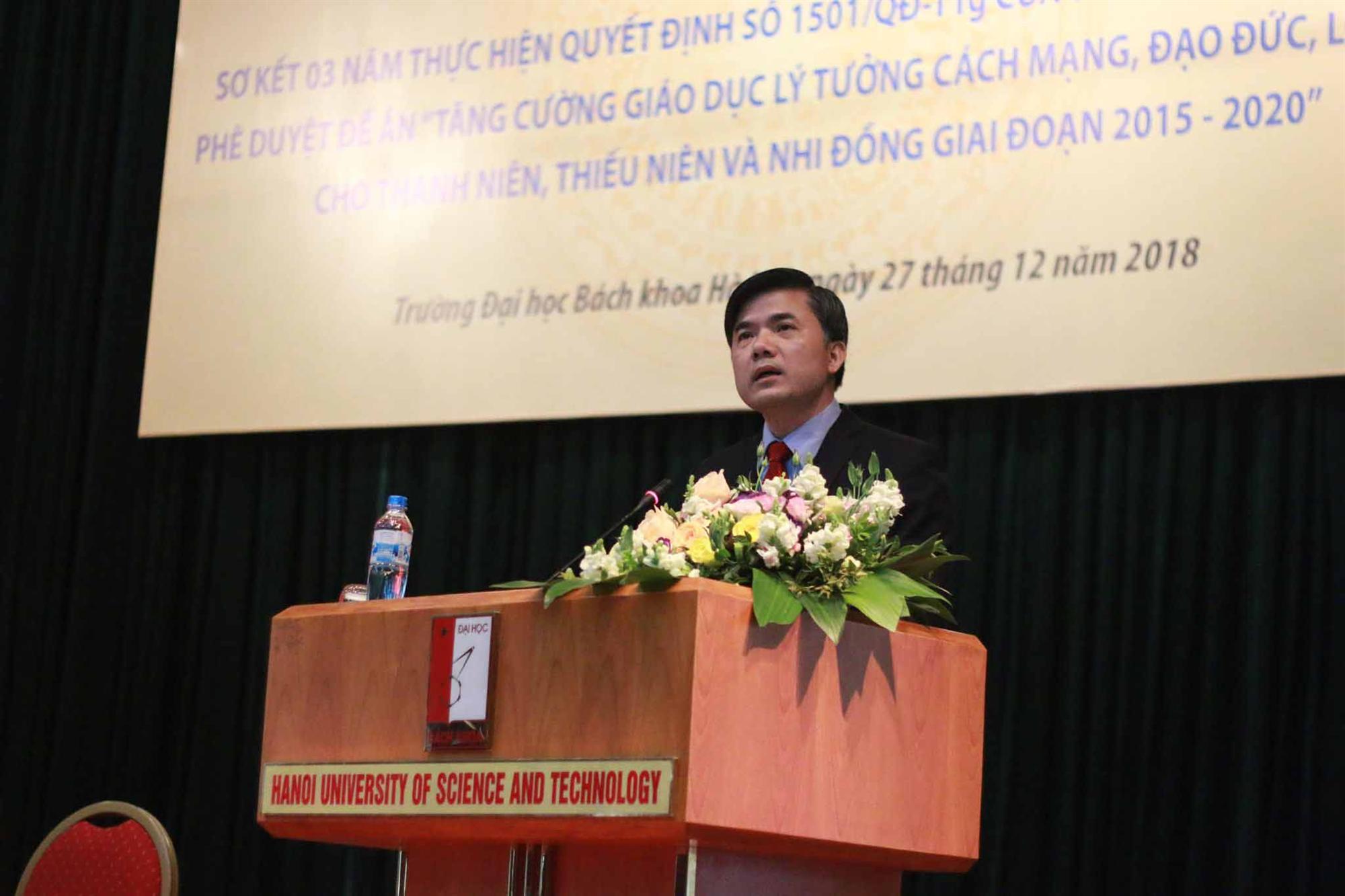 Học sinh lớp 6 lấy 30 triệu đồng của bố đi chia cho cả lớp-4