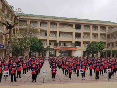 Học sinh lớp 6 lấy 30 triệu đồng của bố đi chia cho cả lớp