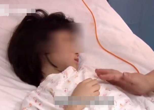 Con gái cảm sốt nhiều ngày, mẹ đưa đến bệnh viện thì phát hiện trong phổi có 600ml mủ và lời cảnh tỉnh về căn bệnh thường gặp ở trẻ-1