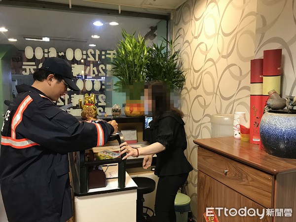 Cảnh sát Đài Loan mai phục bắt người, triệt phá 1 đường dây người Việt lừa đảo người Việt-1