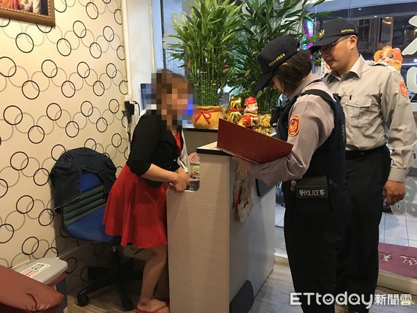 Cảnh sát Đài Loan mai phục bắt người, triệt phá 1 đường dây người Việt lừa đảo người Việt-2