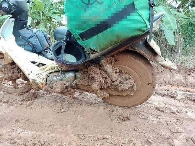 Thanh niên giao hàng ăn vội mì tôm sống, nhìn chiếc xe của anh càng thêm xót xa-1