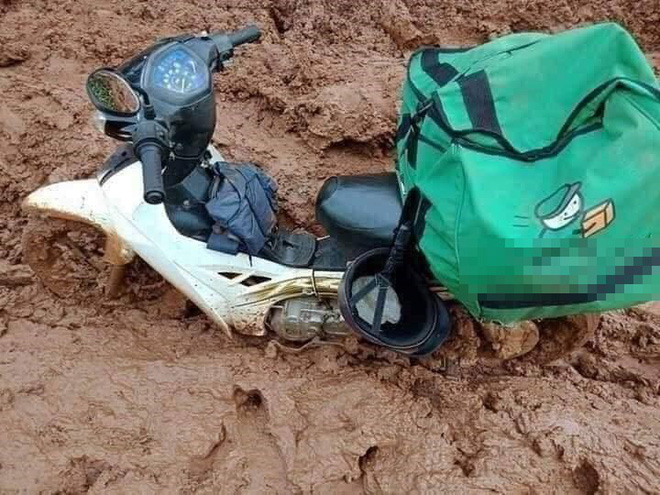 Thanh niên giao hàng ăn vội mì tôm sống, nhìn chiếc xe của anh càng thêm xót xa-2