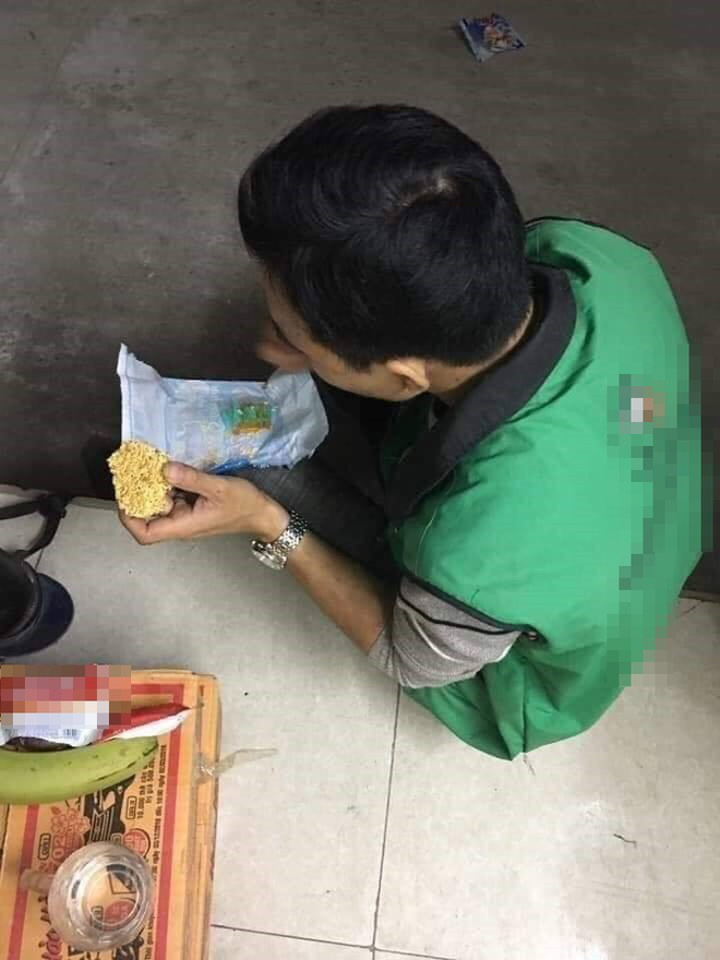 Thanh niên giao hàng ăn vội mì tôm sống, nhìn chiếc xe của anh càng thêm xót xa-4
