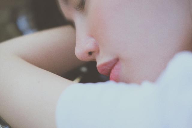 Gái 2 con Elly Trần đẹp mơ màng giữa đồng cỏ lau-1