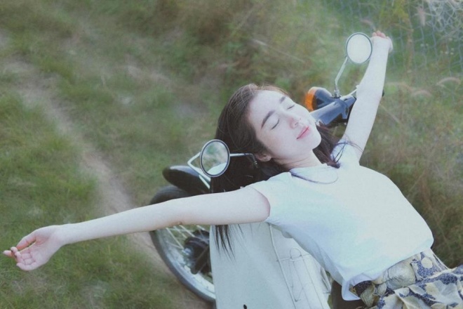 Gái 2 con Elly Trần đẹp mơ màng giữa đồng cỏ lau-2