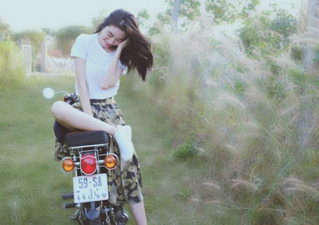 Gái 2 con Elly Trần đẹp mơ màng giữa đồng cỏ lau-3