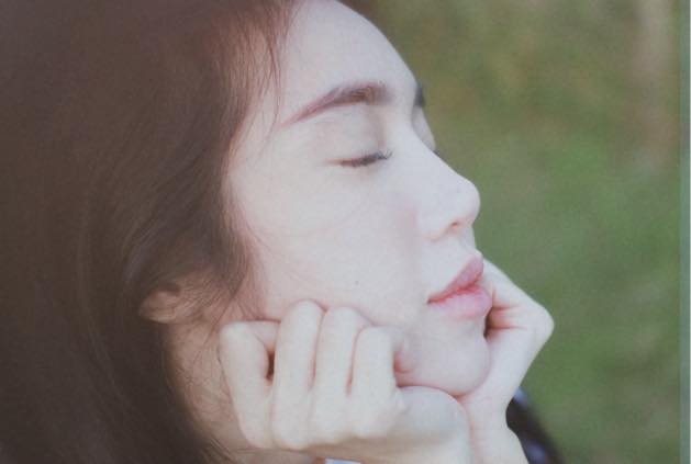 Gái 2 con Elly Trần đẹp mơ màng giữa đồng cỏ lau-4