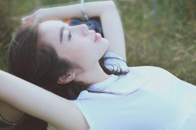 Gái 2 con Elly Trần đẹp mơ màng giữa đồng cỏ lau-5