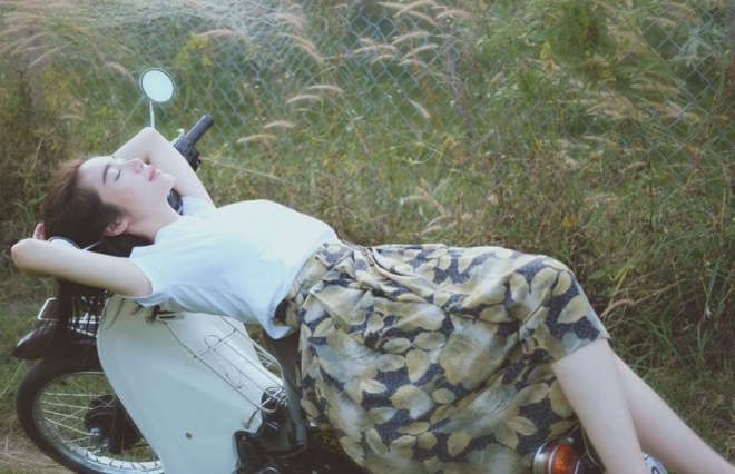 Gái 2 con Elly Trần đẹp mơ màng giữa đồng cỏ lau-9