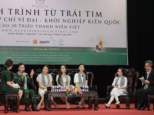 Các người đẹp hoa hậu giao lưu, tặng sách cho chiến sỹ quân đội