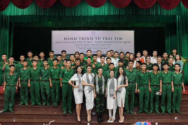 Các người đẹp hoa hậu giao lưu, tặng sách cho chiến sỹ quân đội-1