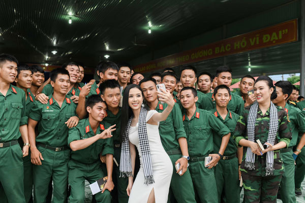 Các người đẹp hoa hậu giao lưu, tặng sách cho chiến sỹ quân đội-2