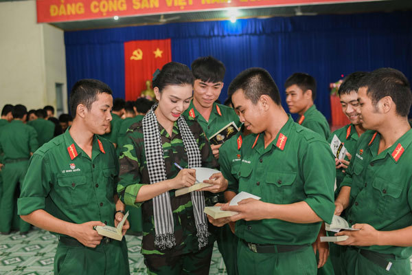 Các người đẹp hoa hậu giao lưu, tặng sách cho chiến sỹ quân đội-3