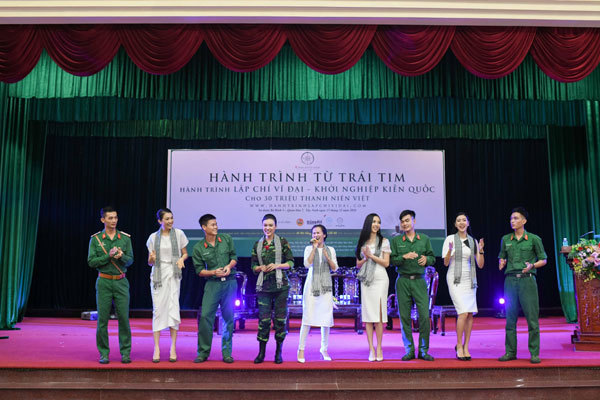 Các người đẹp hoa hậu giao lưu, tặng sách cho chiến sỹ quân đội-4