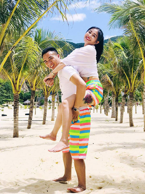 Được khuyên xóa hình xăm ở ngực đi sẽ đẹp hơn, MC Hoàng Linh đã phản pháo nhẹ nhàng mà cực gắt-10