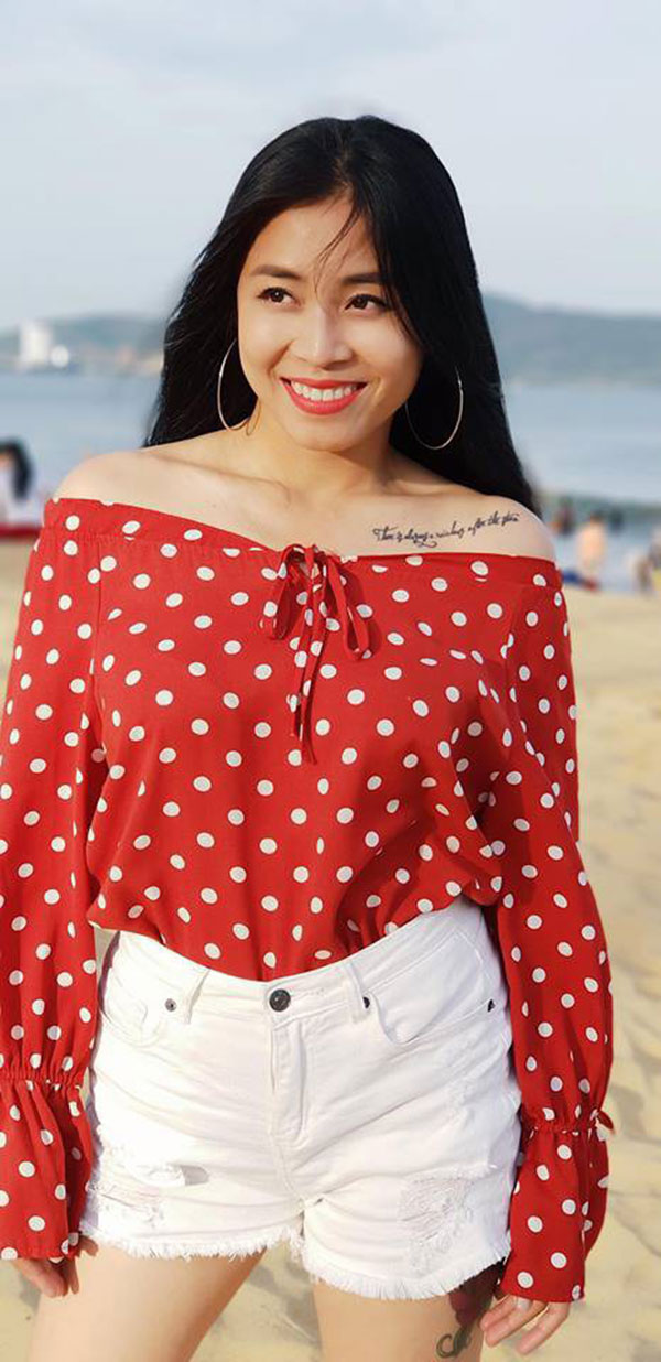 Được khuyên xóa hình xăm ở ngực đi sẽ đẹp hơn, MC Hoàng Linh đã phản pháo nhẹ nhàng mà cực gắt-12