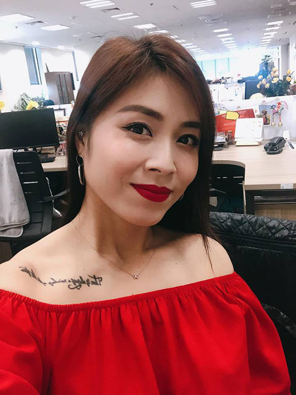 Được khuyên xóa hình xăm ở ngực đi sẽ đẹp hơn, MC Hoàng Linh đã phản pháo nhẹ nhàng mà cực gắt-2