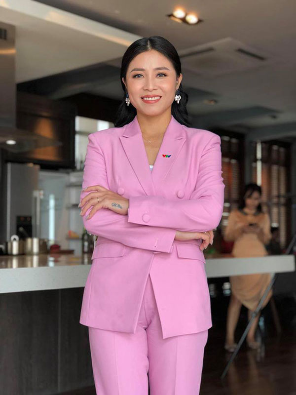 Được khuyên xóa hình xăm ở ngực đi sẽ đẹp hơn, MC Hoàng Linh đã phản pháo nhẹ nhàng mà cực gắt-8