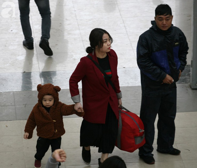 Người Hà Nội vật vã đội mưa và giá rét về quê nghỉ Tết dương lịch-1