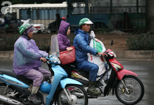 Người Hà Nội vật vã đội mưa và giá rét về quê nghỉ Tết dương lịch-2