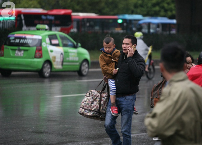 Người Hà Nội vật vã đội mưa và giá rét về quê nghỉ Tết dương lịch-3