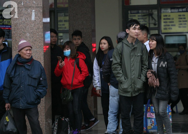 Người Hà Nội vật vã đội mưa và giá rét về quê nghỉ Tết dương lịch-5