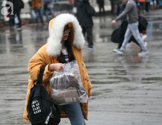 Người Hà Nội vật vã đội mưa và giá rét về quê nghỉ Tết dương lịch-6