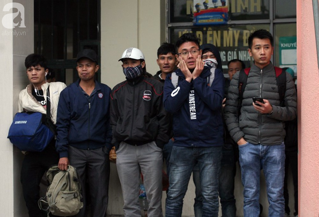 Người Hà Nội vật vã đội mưa và giá rét về quê nghỉ Tết dương lịch-7