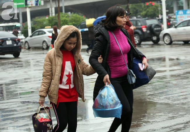 Người Hà Nội vật vã đội mưa và giá rét về quê nghỉ Tết dương lịch-8