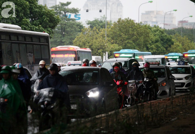 Người Hà Nội vật vã đội mưa và giá rét về quê nghỉ Tết dương lịch-12