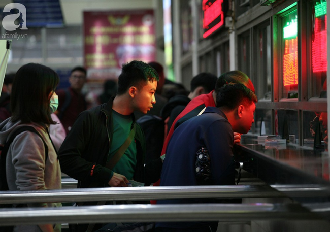 Người Hà Nội vật vã đội mưa và giá rét về quê nghỉ Tết dương lịch-13