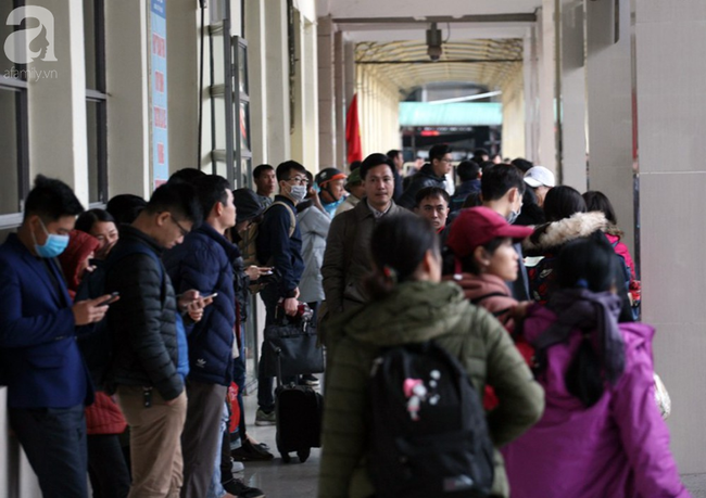 Người Hà Nội vật vã đội mưa và giá rét về quê nghỉ Tết dương lịch-14